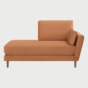 Chaise derecho Levanto GAIA tapizado en color naranja vibrante para decoración de salas contemporáneas.
