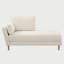 Chaise lounge con brazo izquierdo Levanto GAIA tapizado en tela blanca con estructura de madera de encino sólido vista frontal.