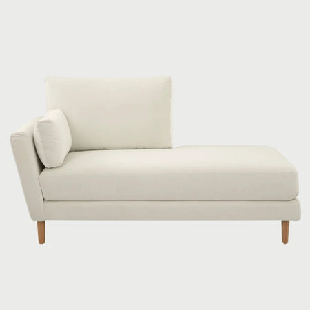 Chaise lounge con brazo izquierdo Levanto GAIA tapizado en tela blanca con estructura de madera de encino sólido vista frontal.