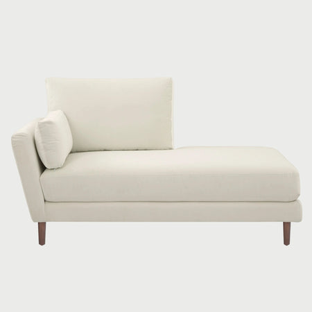 Chaise izquierdo Levanto GAIA en tela color blanco con estructura de nogal sólido vista de frente estilo moderno.