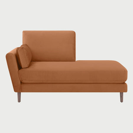 Chaise lounge izquierdo Levanto GAIA tapizado en naranja con base de nogal sólido para interiores contemporáneos.