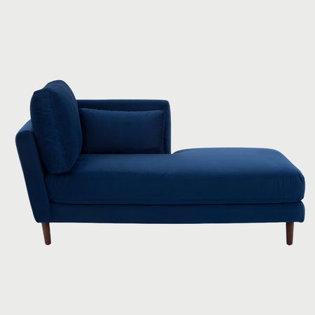 Chaise lounge con brazo izquierdo Levanto GAIA tapizado en azul profundo con elegante base de madera de nogal sólido.