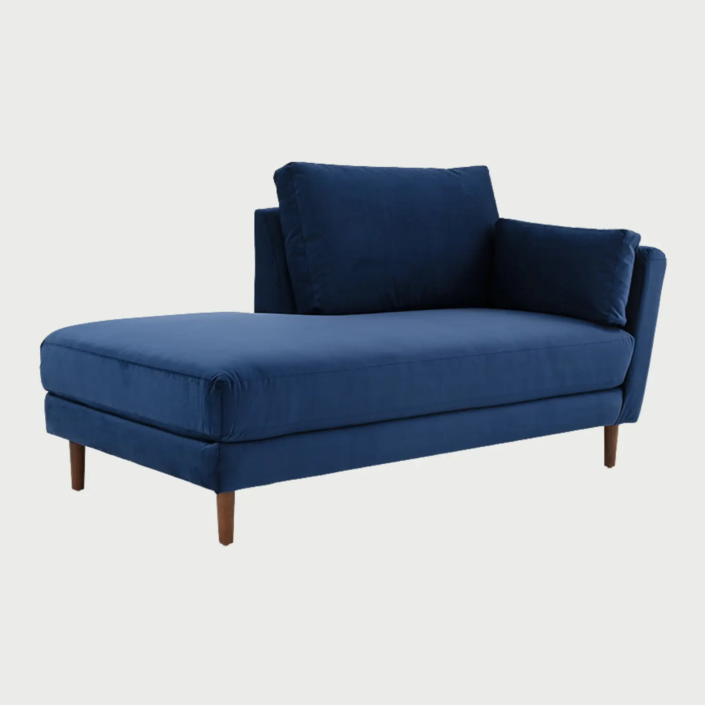 Vista lateral del chaise longue Levanto GAIA con brazo derecho en tela azul oscuro, mostrando el perfil extendido del asiento, el respaldo inclinado y las patas de madera nogal.