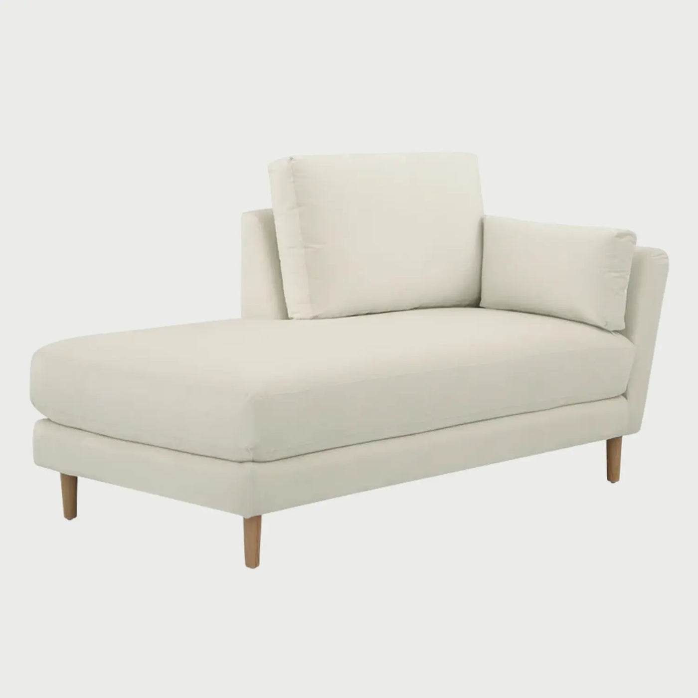 Vista lateral del chaise longue Levanto GAIA con brazo derecho tapizado en tela blanca, mostrando su perfil extendido y el soporte de las patas de madera de encino claro.