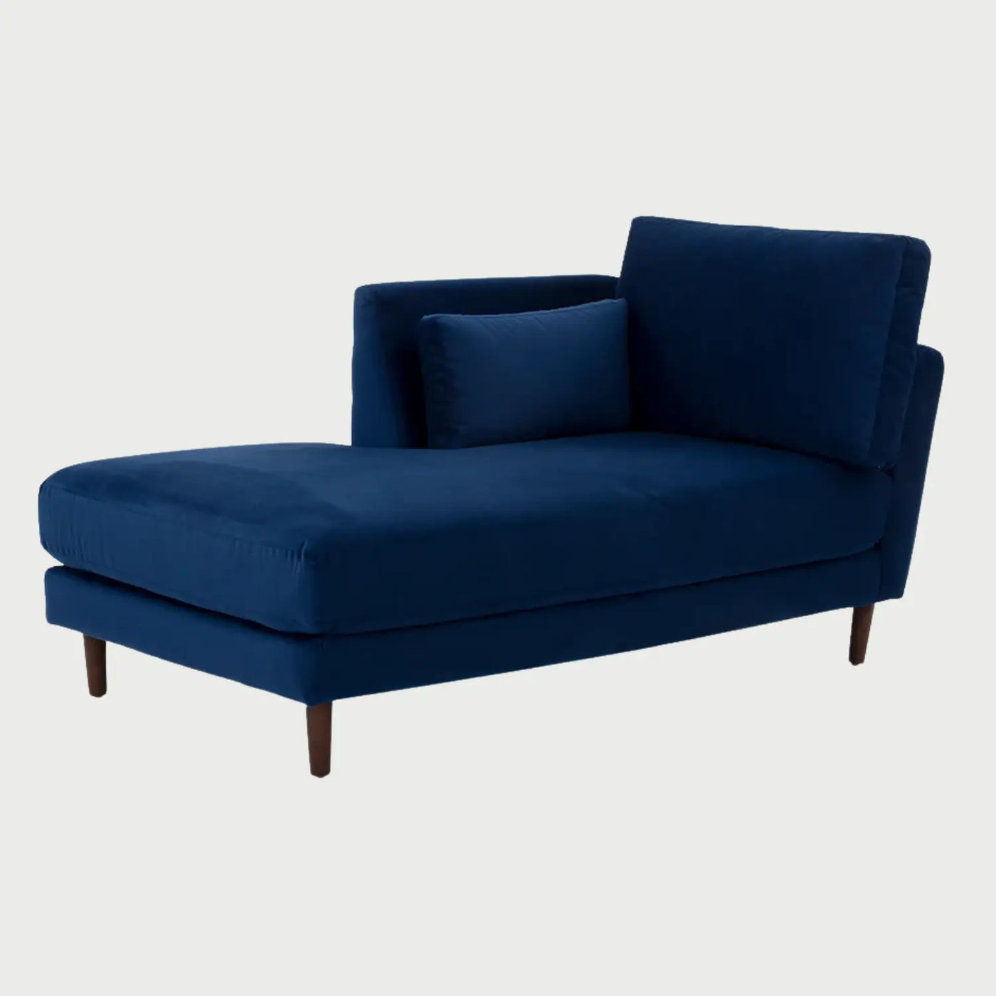 Vista lateral del chaise longue Levanto GAIA con brazo izquierdo en tela azul oscuro, mostrando el perfil extendido del asiento y el soporte de las patas de madera en acabado nogal.