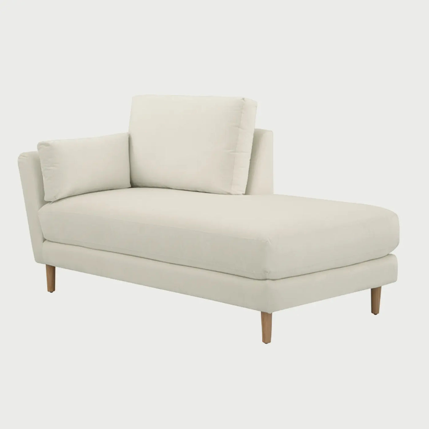 Vista de perfil del chaise longue Levanto GAIA con brazo izquierdo en tela blanca, resaltando la longitud de la zona de descanso y el contraste natural de las patas de madera de encino.
