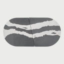 Vista frontal superior de la charola grande Mistle en color negro; destaca por su acabado en concreto oscuro con vetas contrastantes en tonos grises claros o blancos, creando un diseño dramático y sofisticado de inspiración mineral.