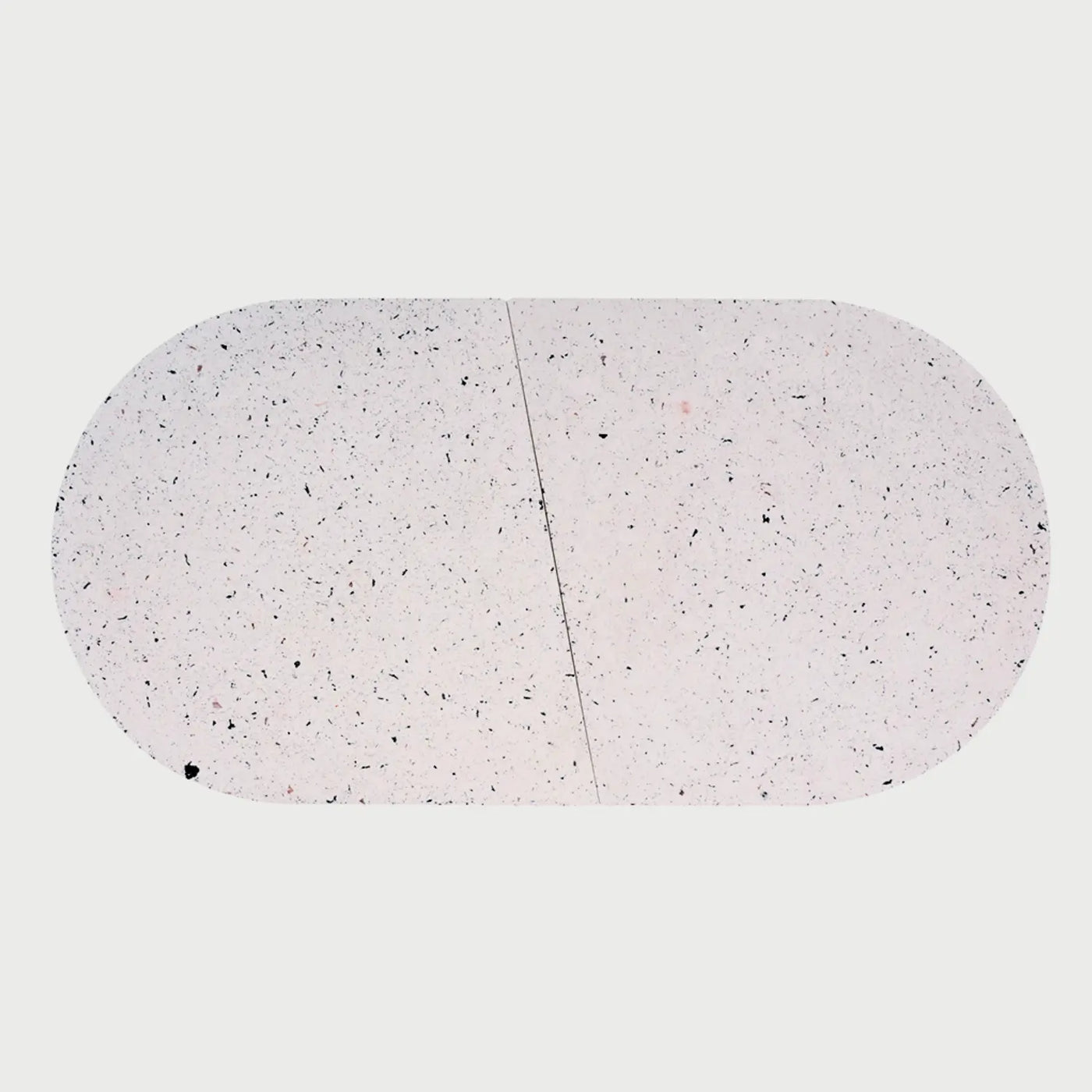 Vista frontal superior de la charola grande Moat; presenta una forma ovalada dividida en dos módulos simétricos de concreto blanco, decorados con un sutil patrón de puntos oscuros que brindan una estética tipo terrazo.