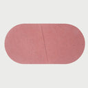 Vista frontal superior de la charola grande Moat; presenta una silueta ovalada modular fabricada en concreto de tono rojo terracota, con un fino moteado oscuro que le otorga una textura visual estilo terrazo artesanal.