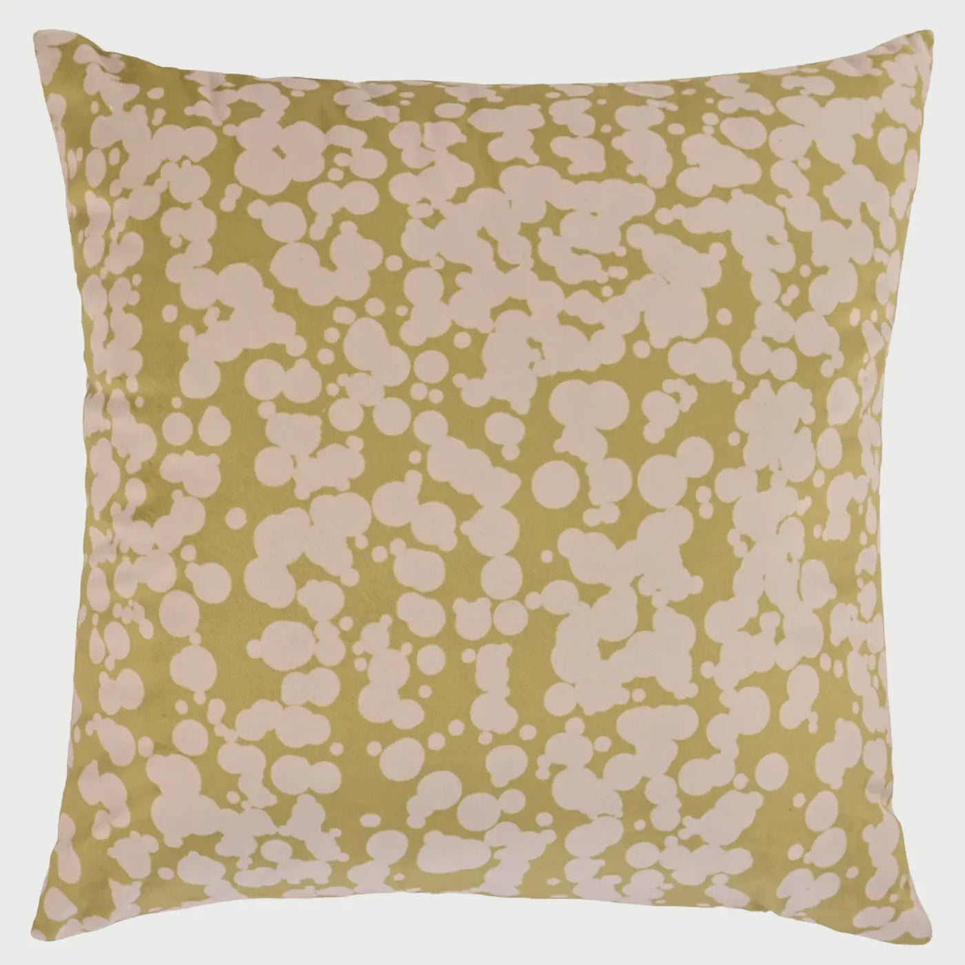 Vista frontal del cojín cuadrado Aura de 50 x 50 cm; presenta un diseño de patrón orgánico compuesto por círculos e irregularidades en color beige sobre un fondo verde oliva, evocando una estética natural y abstracta.