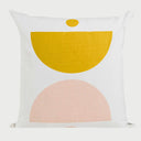 Vista frontal del cojín cuadrado Balance de 45 x 45 cm en color amarillo; presenta el mismo patrón de semicírculos geométricos y un círculo superior en un tono amarillo vibrante sobre fondo blanco, ideal para iluminar espacios contemporáneos.