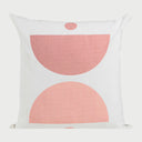 Vista frontal del cojín cuadrado Balance de 45 x 45 cm; presenta un diseño minimalista sobre fondo blanco con dos semicírculos en color rosa pastel orientados hacia el centro y un pequeño círculo sólido en la parte superior, creando una composición equilibrada y moderna.