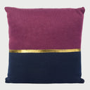 Vista frontal del cojín cuadrado Bloques de 45 x 45 cm en color rojo; presenta una vibrante paleta de colores donde el rojo actúa como acento cálido dentro de la composición de bloques abstractos sobre el suave tejido de terciopelo.