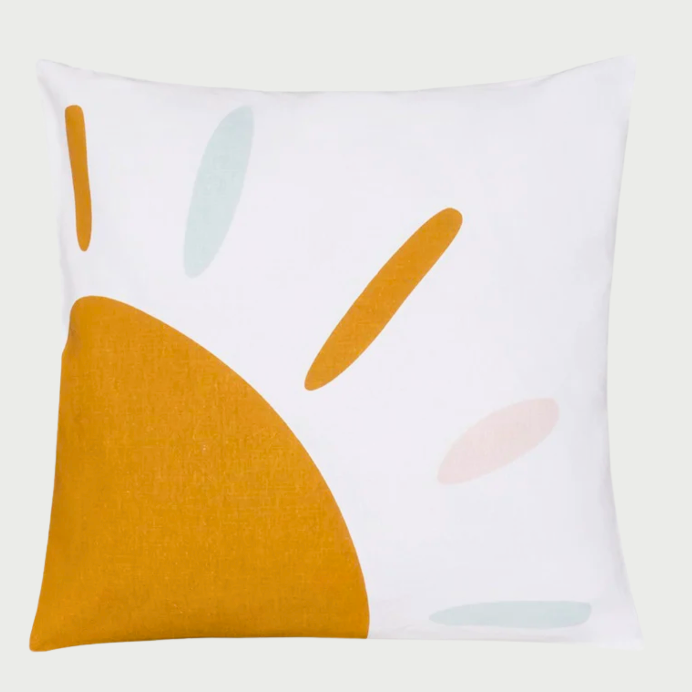 Vista frontal del cojín cuadrado Boho Sol de 40 x 40 cm; presenta un diseño minimalista de medio sol en color mostaza que emerge desde la esquina inferior izquierda, con rayos solares estilizados en tonos mostaza, azul grisáceo y rosa pálido sobre un fondo blanco limpio.