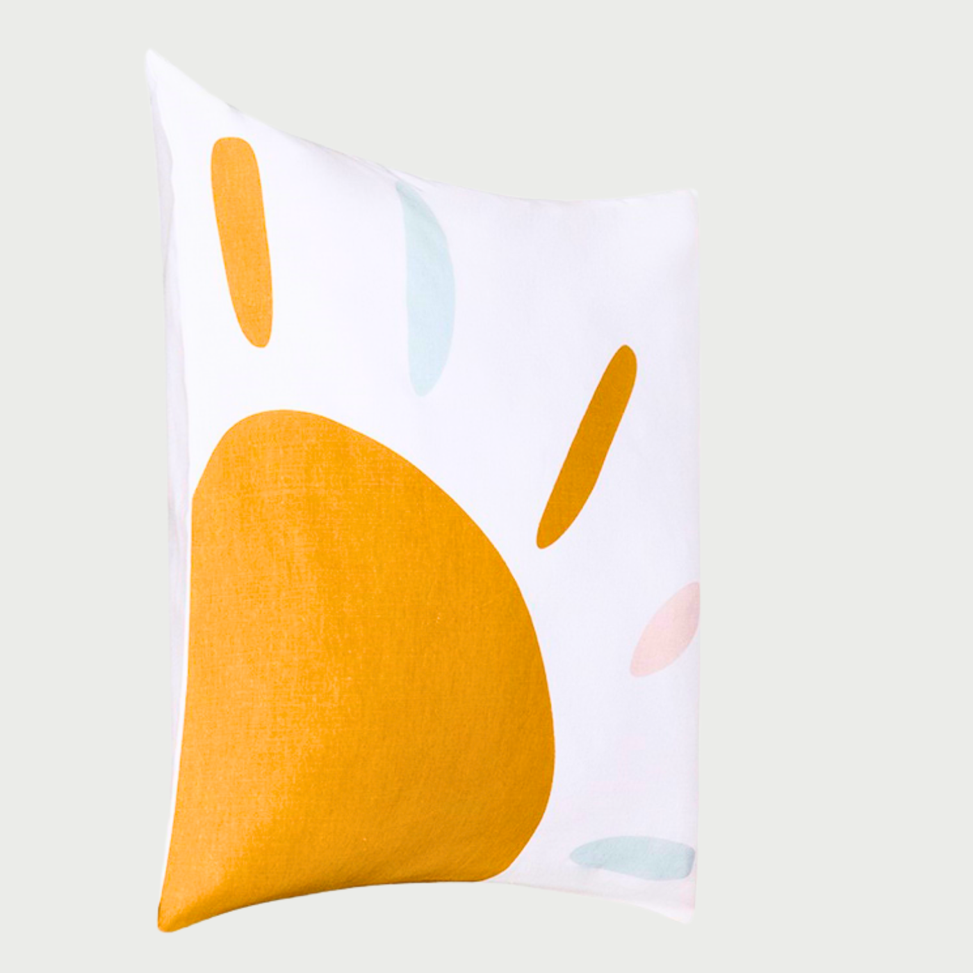 Vista frontal del cojín cuadrado Boho Sol de 40 x 40 cm; presenta un diseño minimalista de medio sol en color mostaza que emerge desde la esquina inferior izquierda, con rayos solares estilizados en tonos mostaza, azul grisáceo y rosa pálido sobre un fondo blanco limpio.