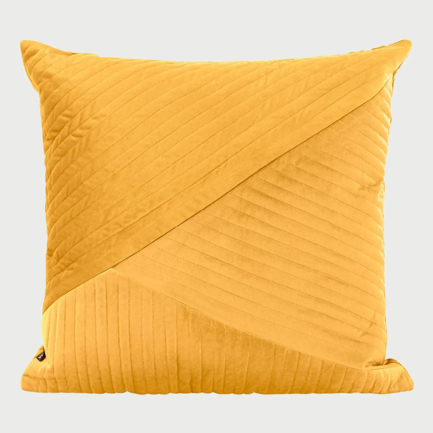 Vista frontal del cojín Bunek de 50 x 50 cm en color amarillo; destaca por su vibrante tono dorado resaltado por las sombras naturales del capitonado, inyectando energía y textura visual al ambiente