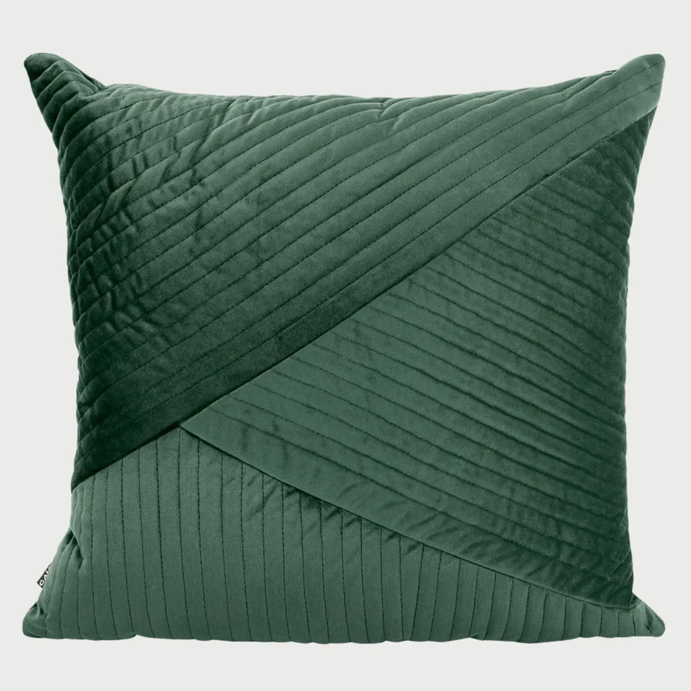 Vista frontal del cojín Bunek de 50 x 50 cm en color verde; la textura acolchada en terciopelo verde bosque aporta una sensación orgánica y lujosa, ideal para complementar estéticas botánicas o clásicas.