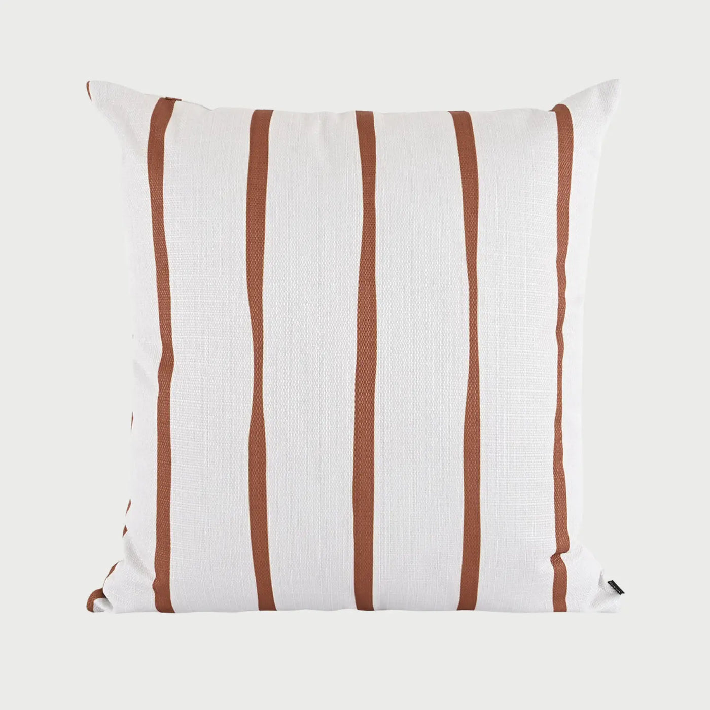 Vista frontal del cojín cuadrado Buritaca de 50 x 50 cm; presenta un fondo textil blanco nítido con cinco rayas verticales de trazo irregular en color café terracota, aportando un estilo orgánico y artesanal.