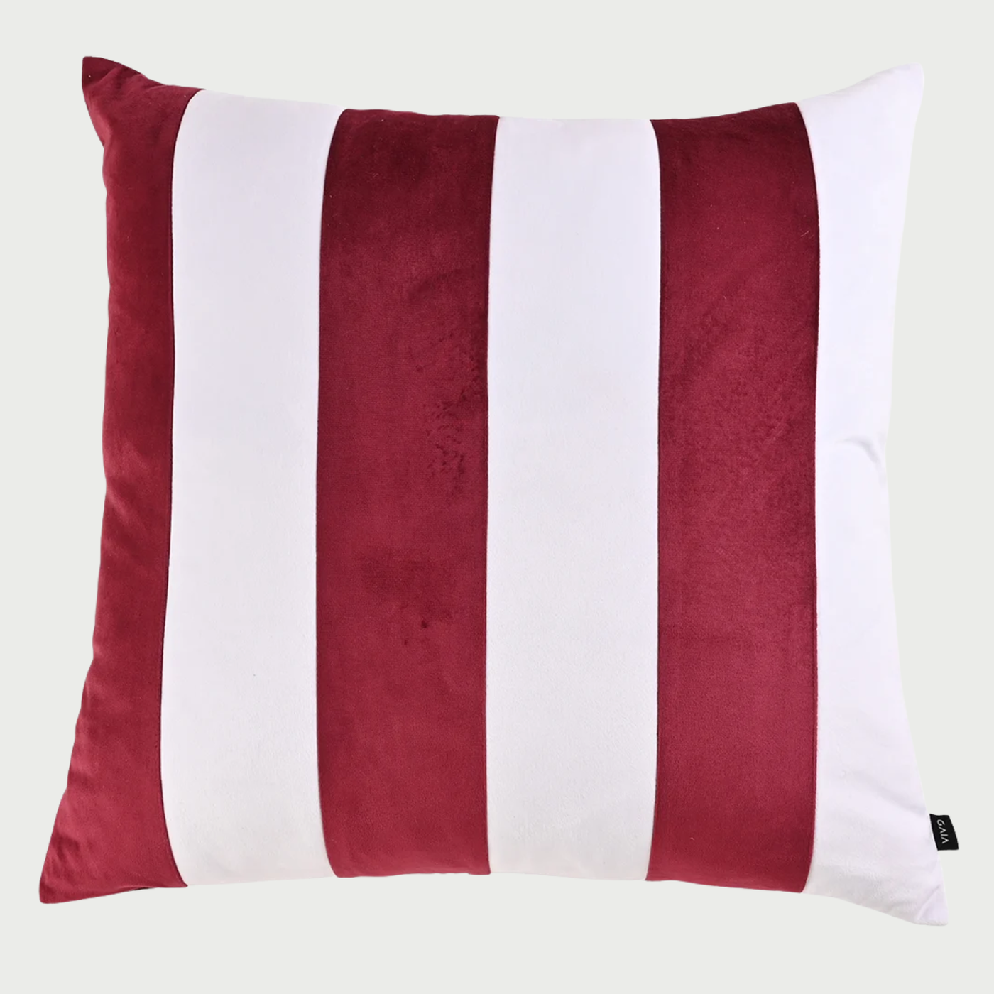 Vista frontal del cojín cuadrado Caramelo en color rojo; destaca por su patrón de rayas anchas rojas y blancas en terciopelo premium, ofreciendo un contraste vibrante y un tacto extremadamente suave.
