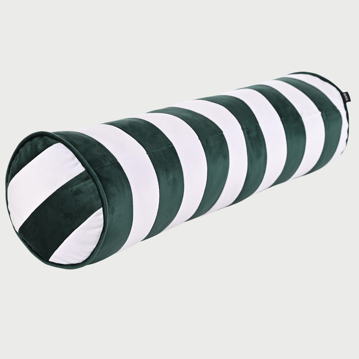 Vista lateral del cojín bolster Caramelo; se aprecia su forma circular perfecta de 18 cm de diámetro y el acabado suave del terciopelo en los extremos, resaltando el volumen del relleno.