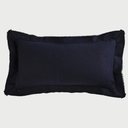 Vista frontal del cojín rectangular Céfiro de 30 x 50 cm en color azul marino; confeccionado en lana, destaca por su diseño de pestaña perimetral con bordes desflecados que aportan una textura rústica y acogedora.