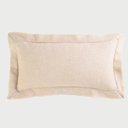 Vista frontal del cojín rectangular Céfiro en color blanco natural; el diseño resalta la pureza de la lana y el detalle artesanal de los flecos cortos en la pestaña, ideal para aportar luminosidad y textura.