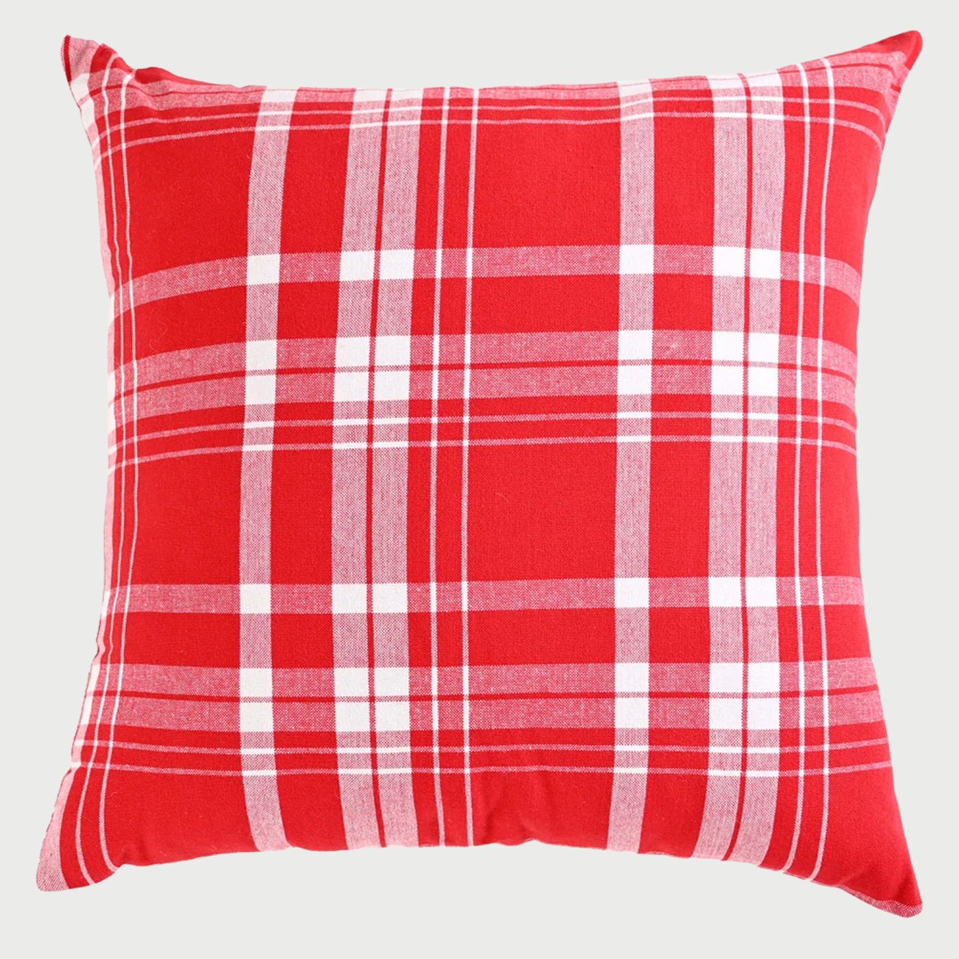 Vista frontal del cojín cuadrado Cobijo de 45 x 45 cm; presenta un patrón clásico de cuadros en color rojo vibrante con líneas blancas que se cruzan, creando una estética cálida y tradicional sobre un tejido de algodón visible.