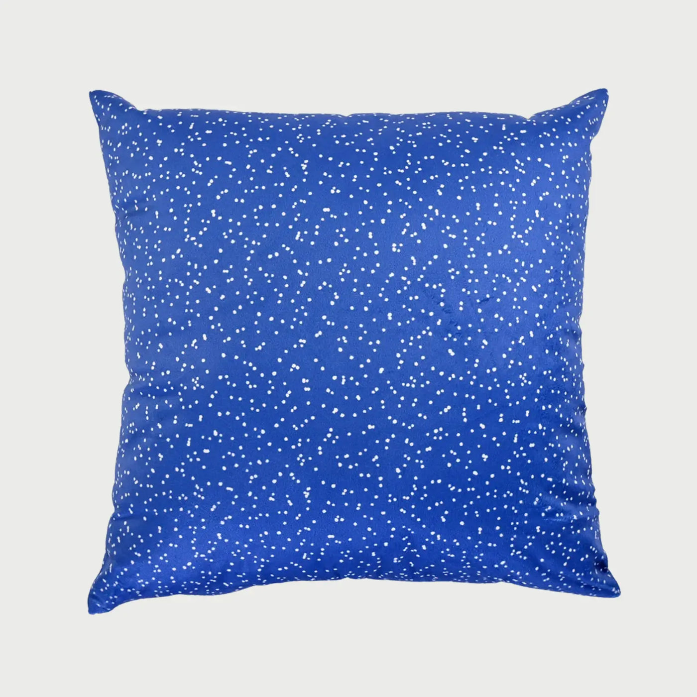 Vista frontal del cojín cuadrado Cosmo de 50 x 50 cm; presenta un fondo textil en color azul rey vibrante salpicado de un patrón denso de puntos blancos irregulares, simulando un cielo estrellado o polvo cósmico.