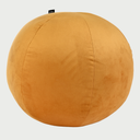 Vista frontal del cojín en forma de esfera grande confeccionado en terciopelo amarillo ocre; la textura sedosa del material resalta el volumen circular y aporta un brillo cálido y sofisticado.