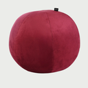 Vista frontal del cojín esfera grande en terciopelo rojo; presenta un tono vibrante y una textura suntuosa que convierte a la pieza en un punto focal audaz y contemporáneo.