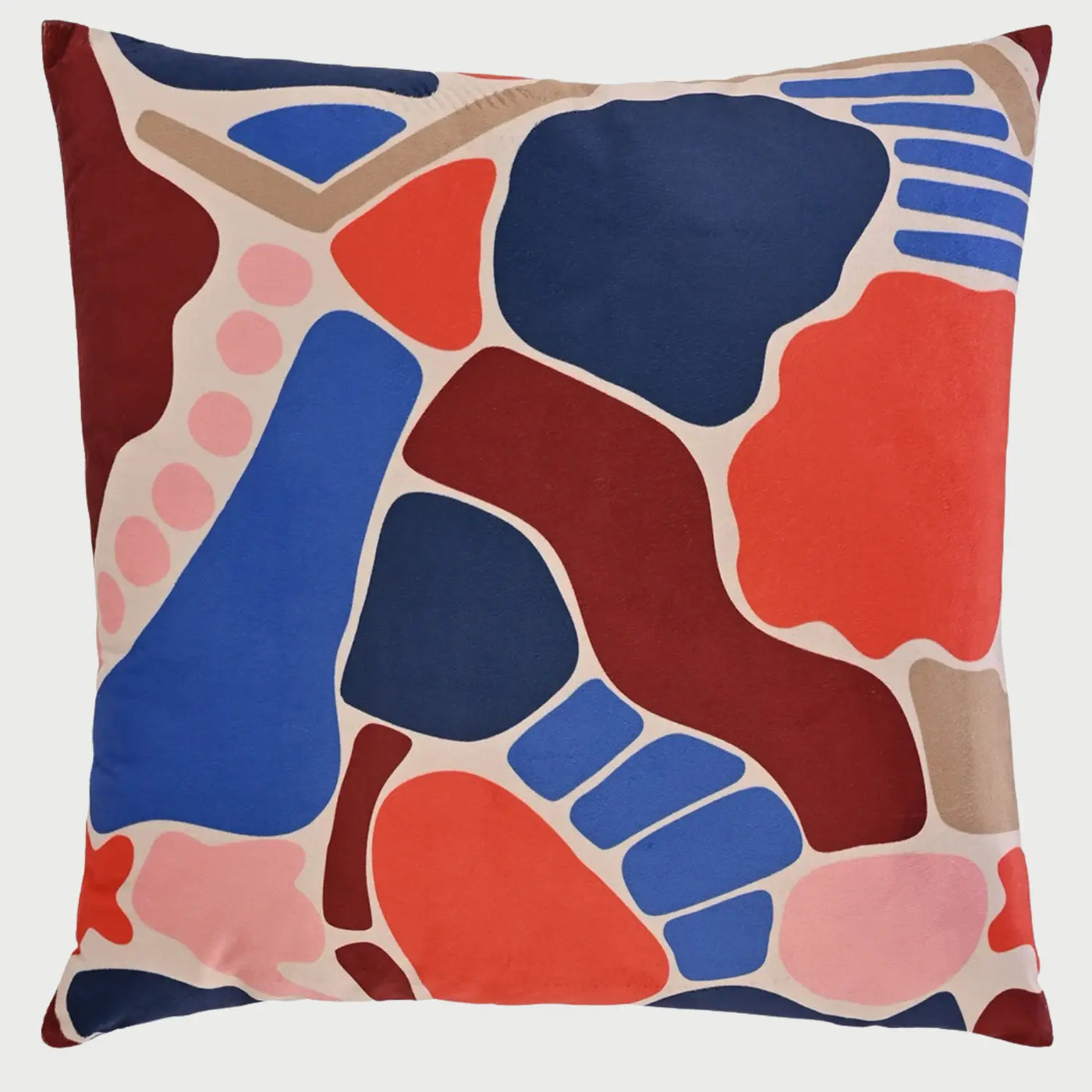 Vista frontal del cojín cuadrado Estelar de 50 x 50 cm; presenta un diseño artístico de formas orgánicas y "manchas" abstractas en una vibrante combinación de azul rey, rojo terracota, rosa pálido, borgoña y beige sobre un fondo neutro.