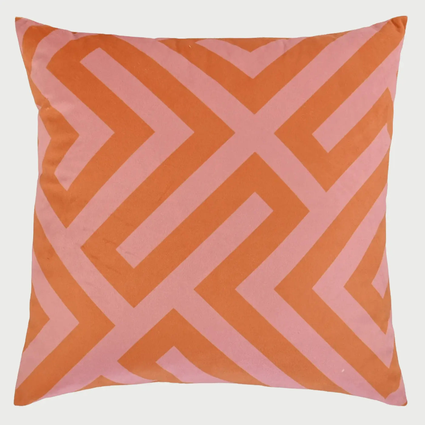Vista frontal del cojín cuadrado Faro de 50 x 50 cm; presenta un patrón laberíntico LINEAs gruesas entrelazadas en color naranja vibrante sobre un fondo rosa suave, creando un efecto visual moderno y estructurado.