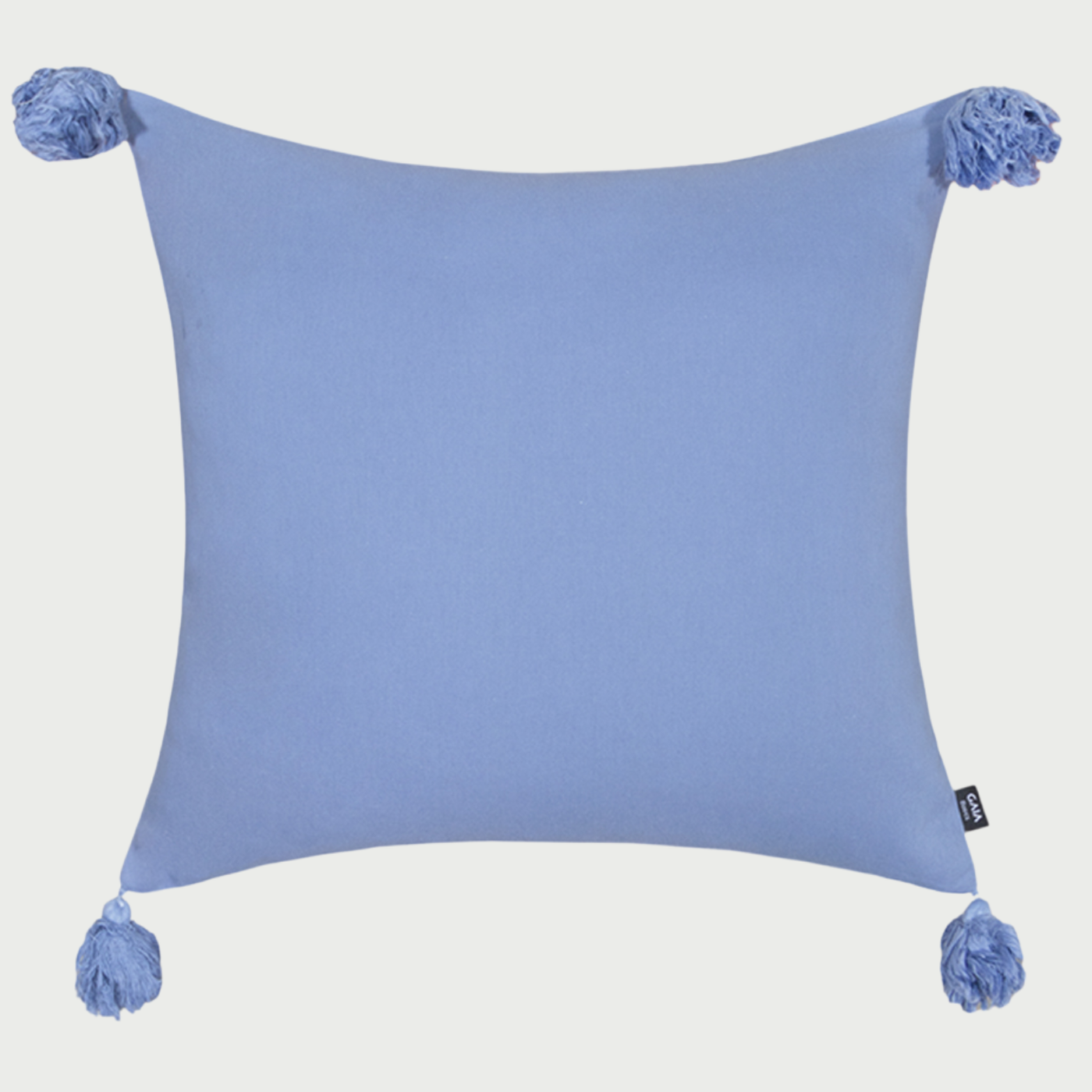 Vista frontal del cojín cuadrado Flavio de 45 x 45 cm en color azul sólido; confeccionado íntegramente en algodón, presenta una superficie lisa con una textura de trama natural y bordes limpios sin costuras decorativas externas.