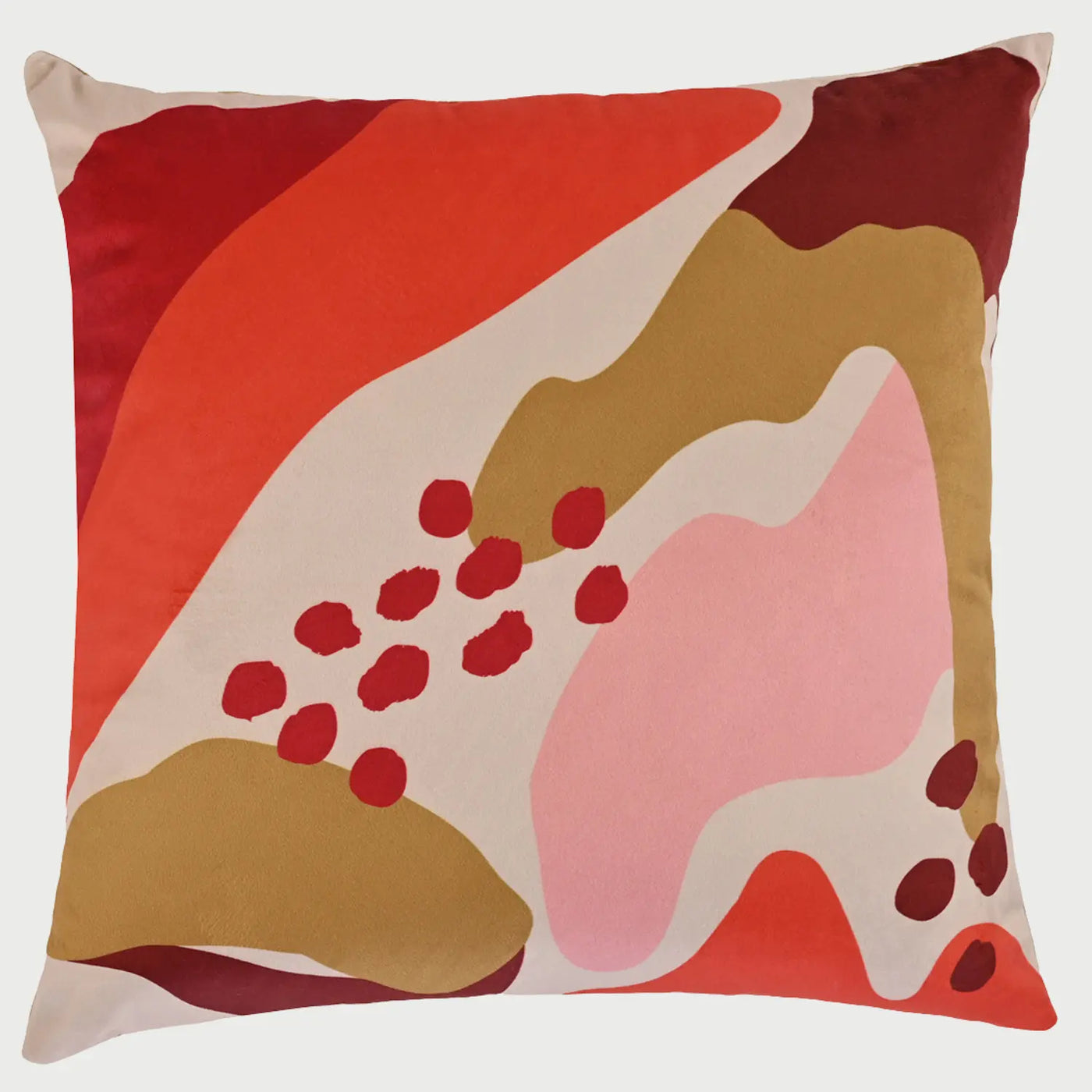 Vista frontal del cojín cuadrado Flores de 50 x 50 cm; presenta una composición artística de formas orgánicas y manchas abstractas en una paleta de rojo vibrante, ocre, rosa pálido y borgoña sobre un fondo beige, evocando un paisaje floral abstracto.