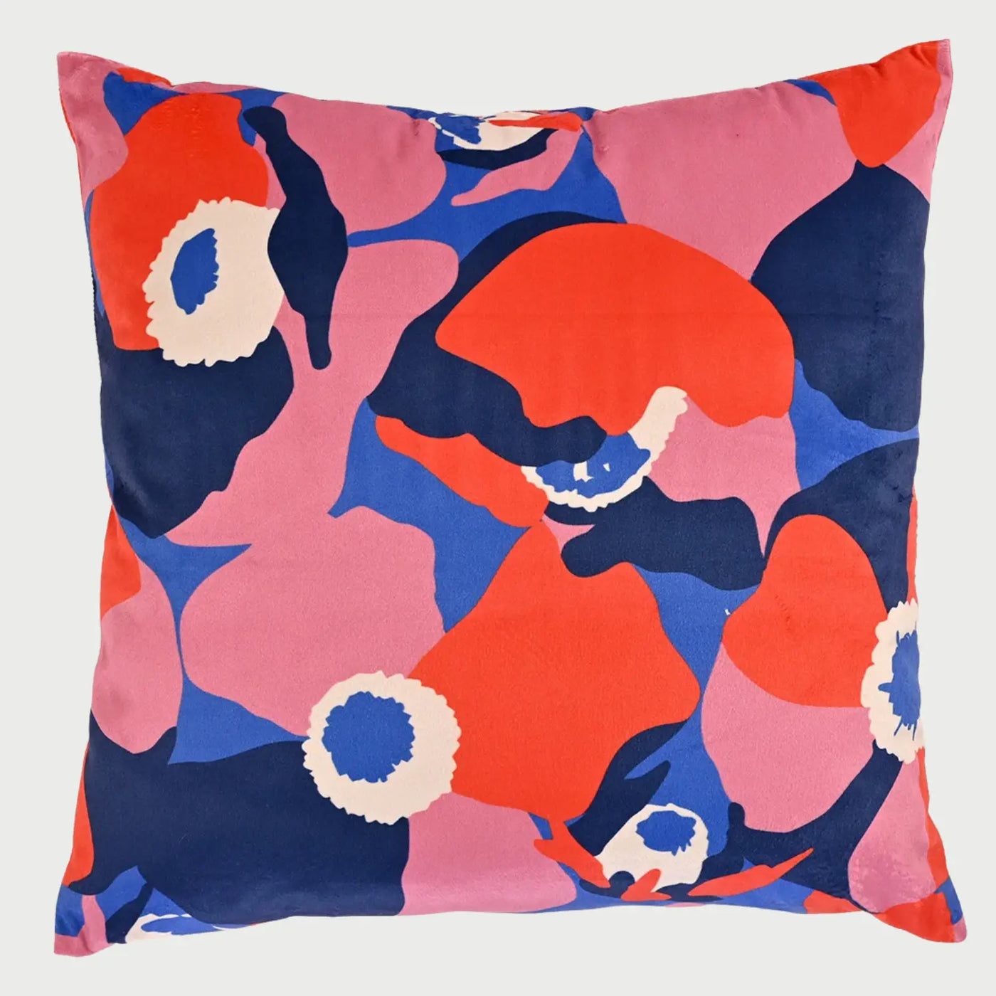 Vista frontal del cojín cuadrado Funky de 50 x 50 cm; presenta un diseño botánico abstracto con flores de gran escala en color rojo y azul rey, entrelazadas con formas en rosa intenso y detalles en blanco roto sobre un fondo azul obscuro.