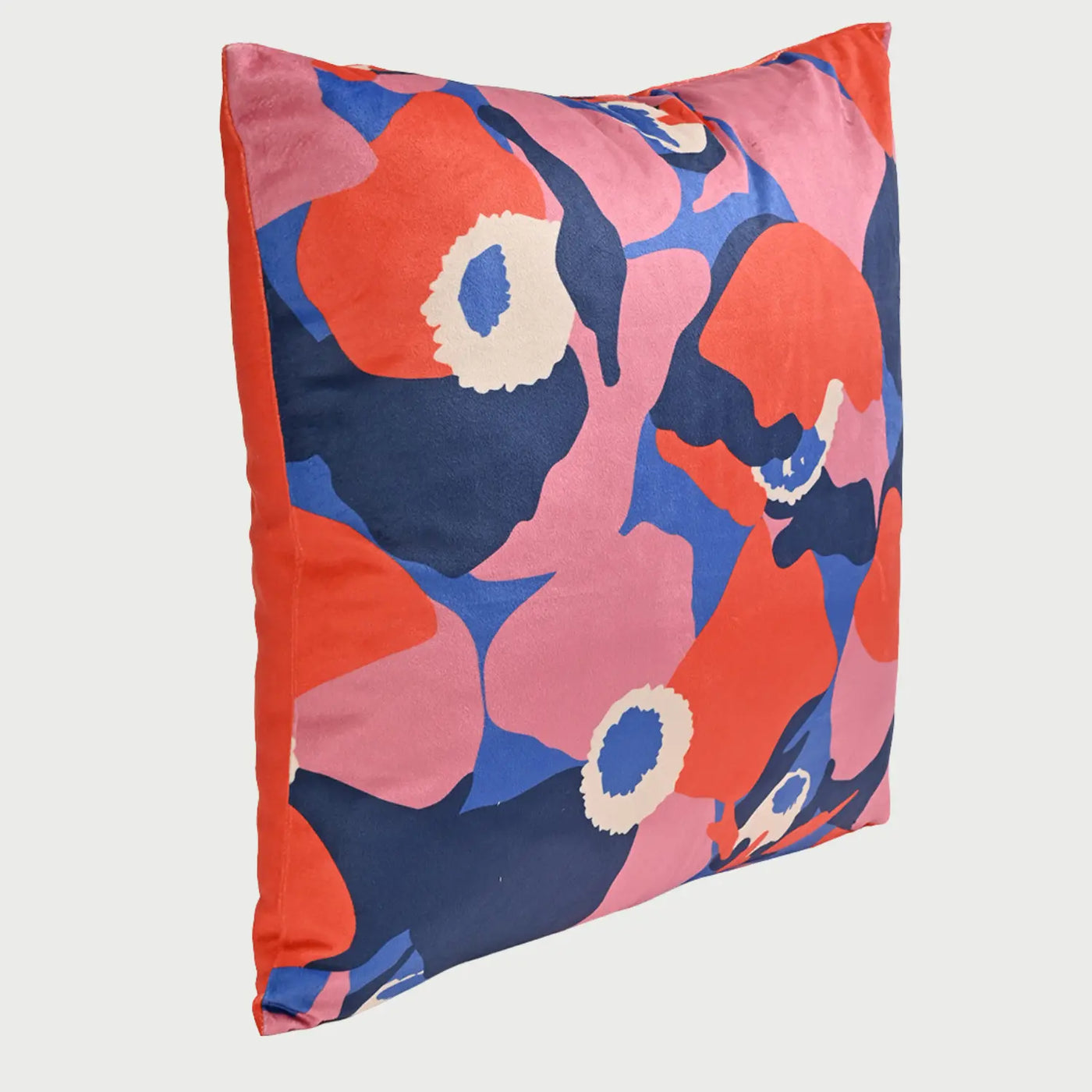 Vista lateral del cojín Funky; se aprecia un perfil con relleno generoso que le otorga un volumen mullido y firme, resaltando la suavidad del textil tipo terciopelo y la continuidad de sus colores vibrantes en los costados.