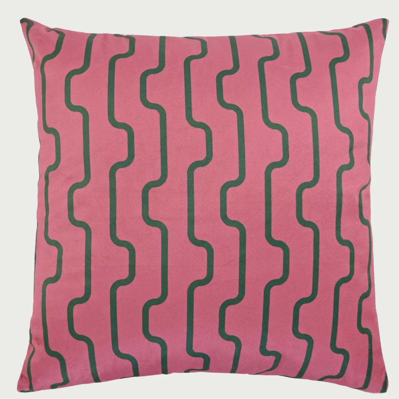 Vista frontal del cojín cuadrado Grecas de 50 x 50 cm; presenta un fondo textil en color rosa suave decorado con un patrón LINEAs verticales serpenteantes en color verde obscuro, creando una greca moderna y rítmica que recorre toda la superficie.