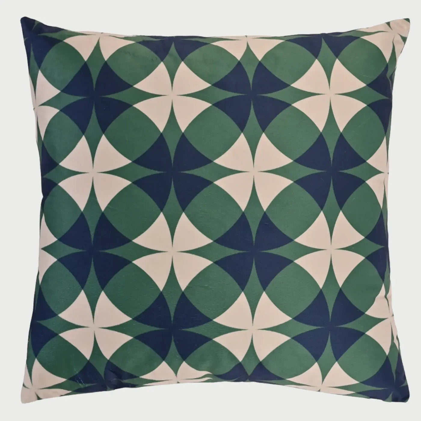 Vista frontal del cojín cuadrado Kaleidoscopio de 50 x 50 cm; presenta un patrón simétrico de mandalas u ojos geométricos formados por la intersección de círculos en tonos verde bosque, azul marino y crema, creando un efecto óptico hipnotizante.
