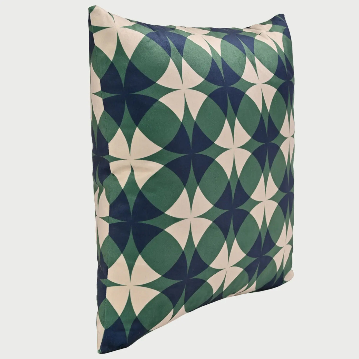 Vista lateral del cojín Kaleidoscopio; se aprecia su perfil con un relleno generoso de gran volumen que mantiene la estructura cuadrada, resaltando la suavidad de la tela de terciopelo y la precisión de sus costuras laterales.