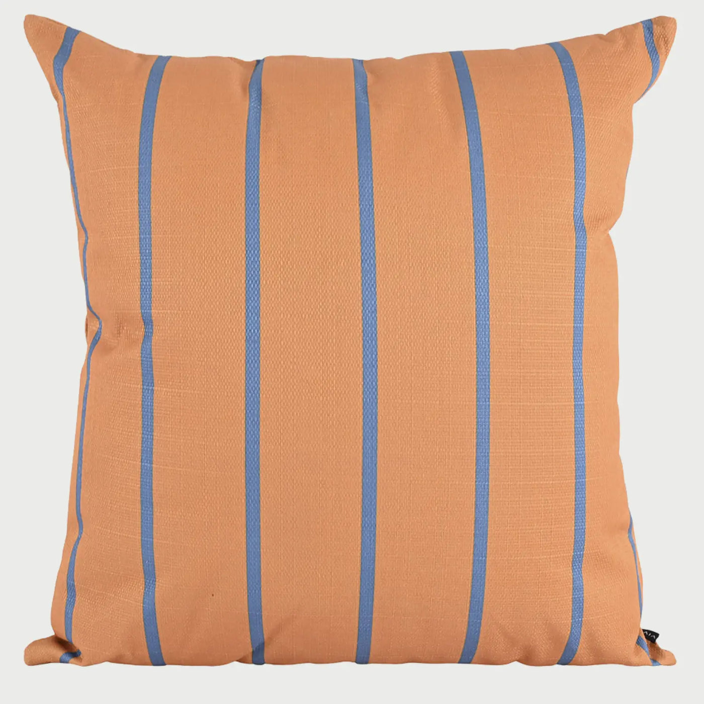 Vista frontal del cojín cuadrado Linderos de 50 x 50 cm; presenta un diseño de estilo contemporáneo con una base de tela en color naranja terracota decorada con finas rayas verticales en color azul cerúleo distribuidas uniformemente.