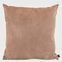 Vista frontal del cojin cuadrado Lorenzo de 45 x 45 cm; presenta una superficie textil en color café con una textura granulada sutil que aporta una apariencia orgánica y acogedora.