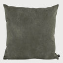 Vista frontal del cojín Lorenzo en color verde; el tono bosque profundo se combina con la textura rugosa del textil para evocar una sensación natural y elegante en el dormitorio o sala.