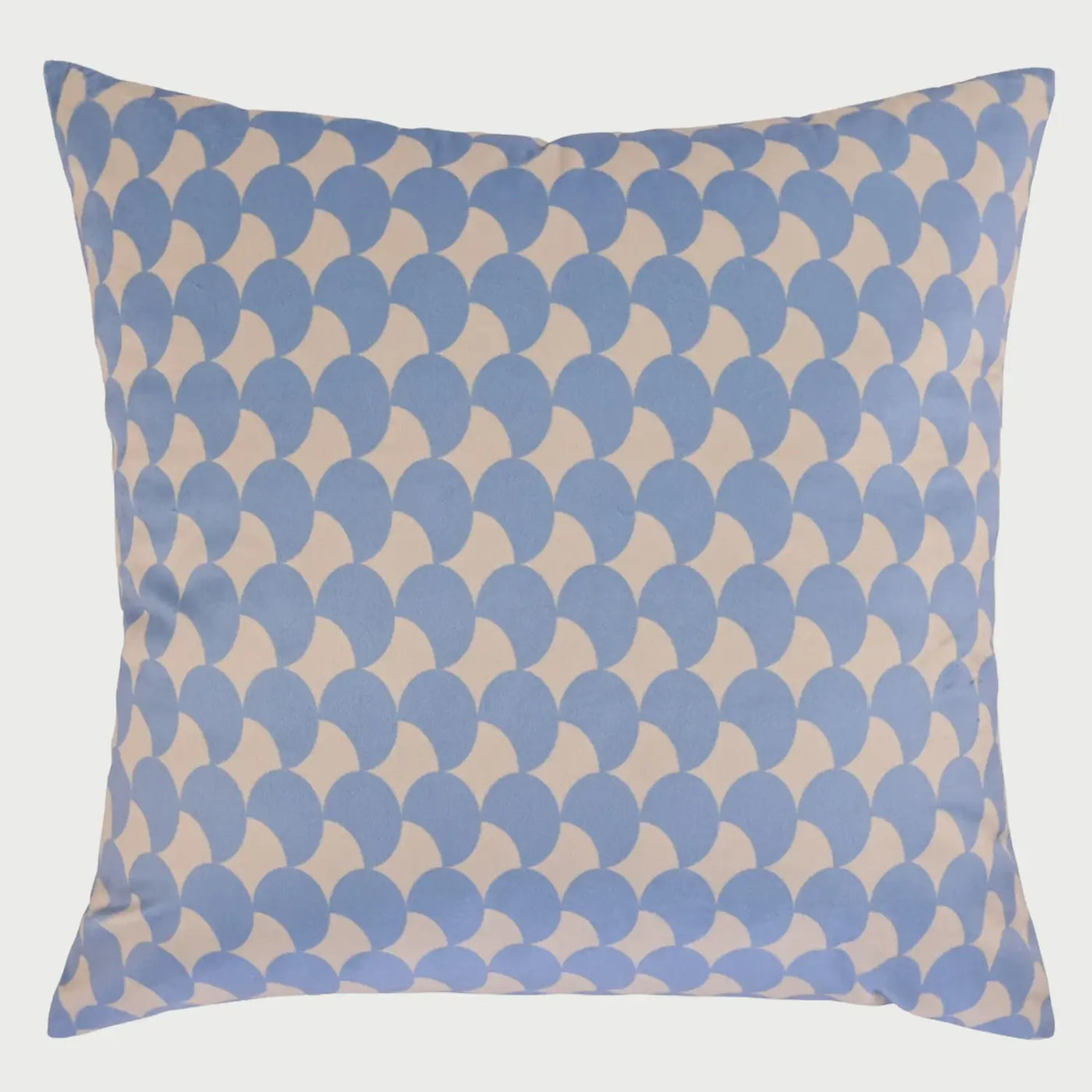 Vista frontal del cojín cuadrado Mirage de 50 x 50 cm; presenta un patrón repetitivo de formas orgánicas que asemejan escamas o gotas en color azul cielo sobre un fondo crema suave, creando una estética visual fluida y relajante.