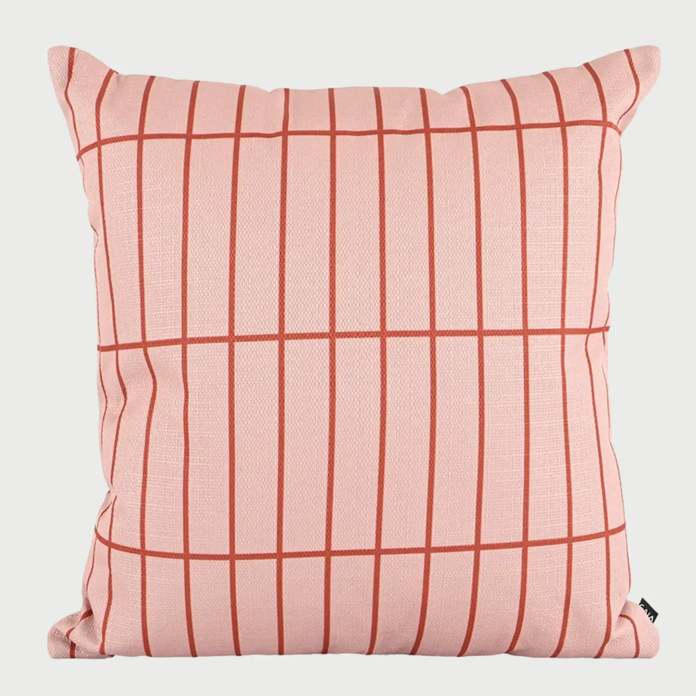 Vista frontal del cojín cuadrado Neima de 45 x 45 cm; presenta un fondo textil en color beige rosado decorado con un patrón de cuadrícula LINEAs finas en color naranja quemado, creando un diseño gráfico limpio y moderno.