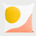 Vista frontal del cojín cuadrado Ocaso de 45 x 45 cm; presenta una composición artística de formas curvas y ovaladas superpuestas en una paleta que evoca el atardecer, incluyendo tonos azul cielo, rosa suave, magenta, borgoña y ocre sobre una textura de terciopelo premium.