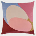 Vista frontal del cojín cuadrado Ocaso de 50 x 50 cm; presenta un diseño artístico de grandes formas ovaladas y curvas superpuestas en una paleta de colores que incluye azul cielo, rosa pastel, magenta, borgoña y ocre, evocando los matices de un atardecer abstracto.