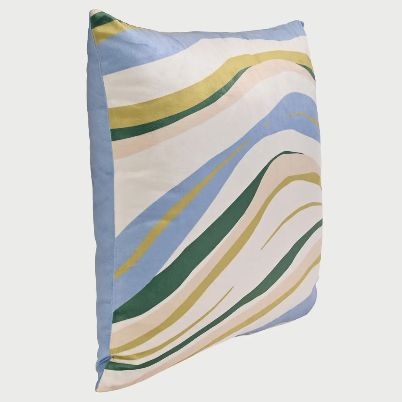 Vista lateral del cojín Ondas; se aprecia su perfil acolchado con un relleno generoso que le otorga un volumen mullido, resaltando la suavidad del textil de terciopelo y la continuidad del patrón de ondas hacia los bordes.