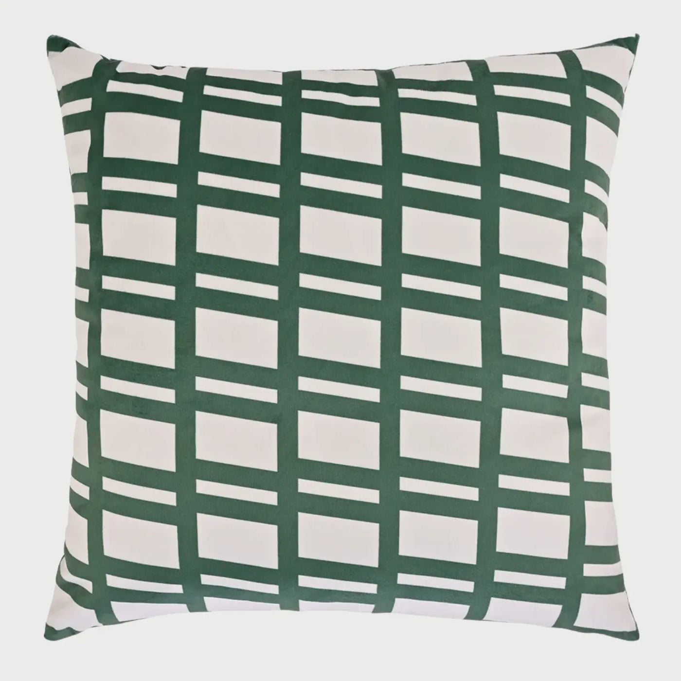 Vista frontal del cojín cuadrado Sereno de 50 x 50 cm; presenta un diseño de cuadrícula estructurada formada por líneas verticales y horizontales de distintos grosores en color verde bosque sobre un fondo blanco, creando un patrón de rectángulos dinámico y moderno.