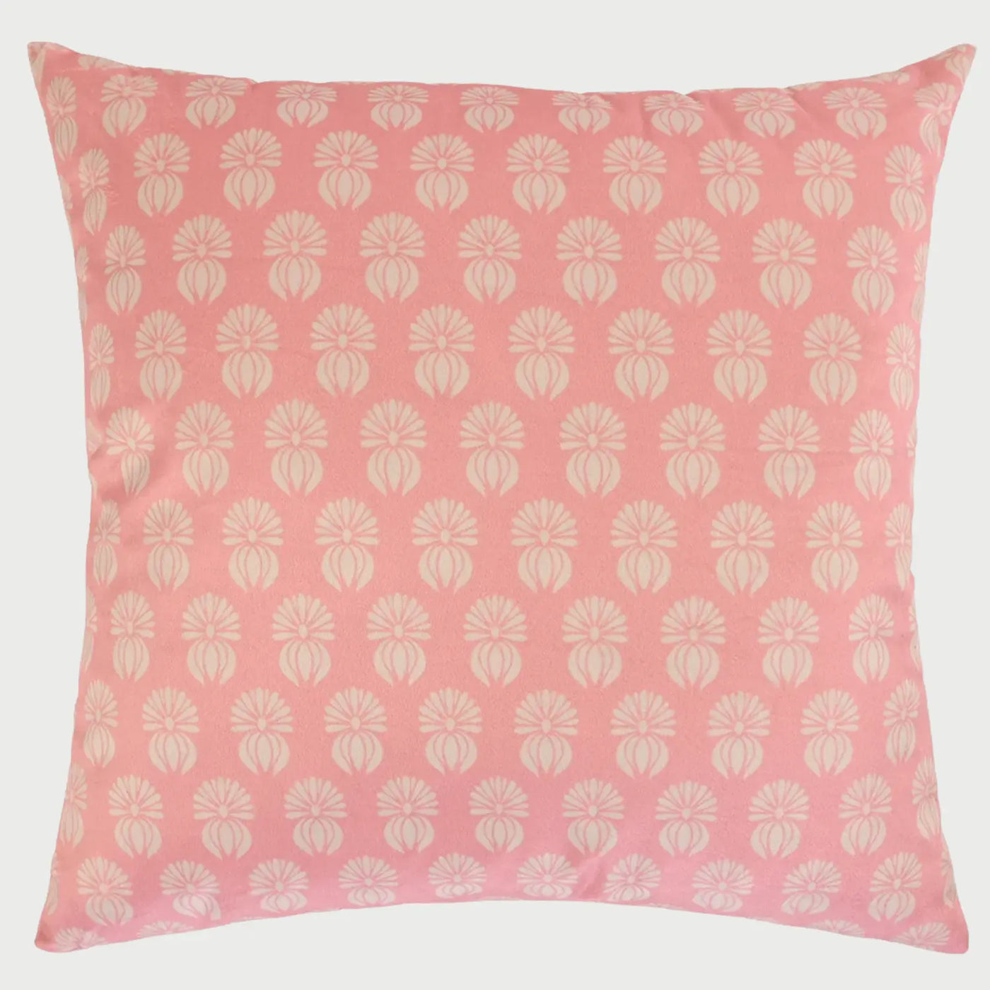 Vista frontal del cojín cuadrado Zamorina de 50 x 50 cm en color rosa; presenta un patrón repetitivo de flores blancas estilizadas distribuidas uniformemente sobre un fondo rosa pastel de textura aterciopelada.