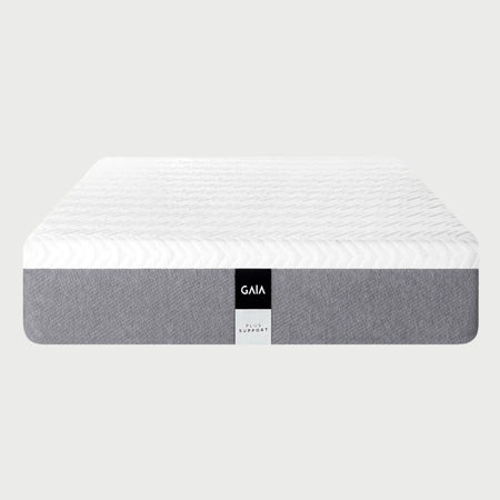 Vista frontal del colchón GAIA Plus Híbrido en tamaño matrimonial; destaca su diseño bitono y la superficie de descanso con textura de rombos, ofreciendo una amplitud ideal para el descanso en pareja con soporte personalizado.